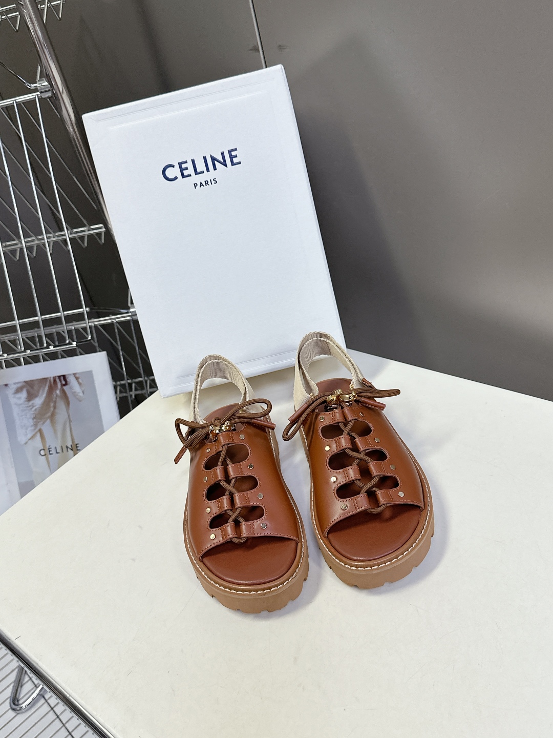  Celine思琳经典春最新爆款沙滩凉鞋夏天搭配袜子，简直绝绝子 复古的点上带上了满分时髦感颜值原版购入