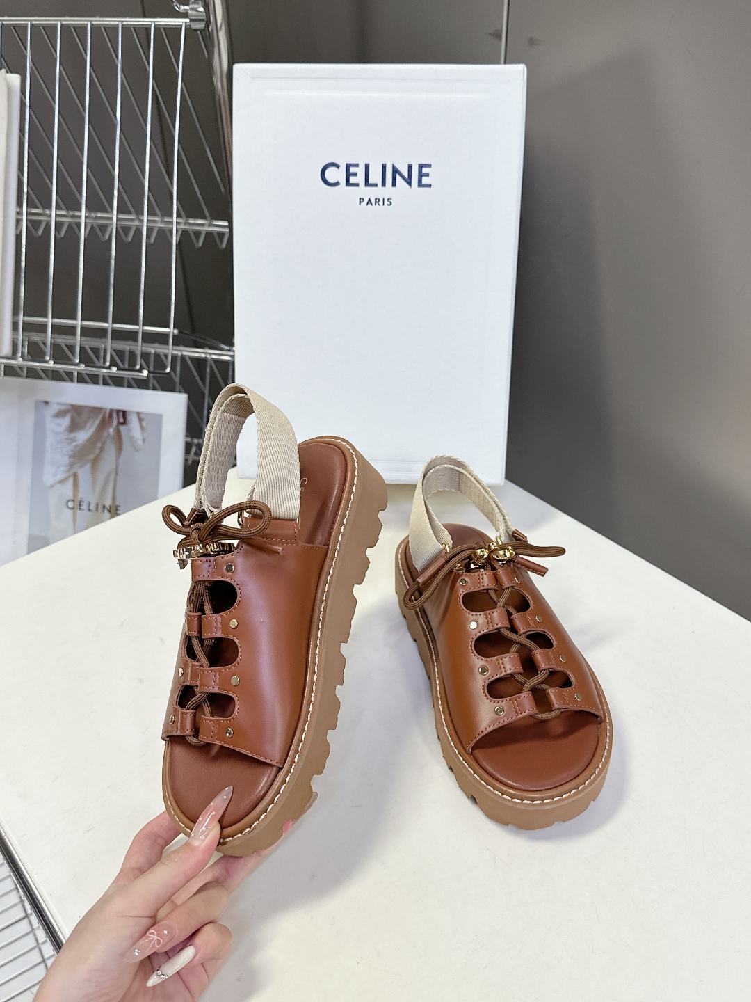  Celine思琳经典春最新爆款沙滩凉鞋夏天搭配袜子，简直绝绝子 复古的点上带上了满分时髦感颜值原版购入