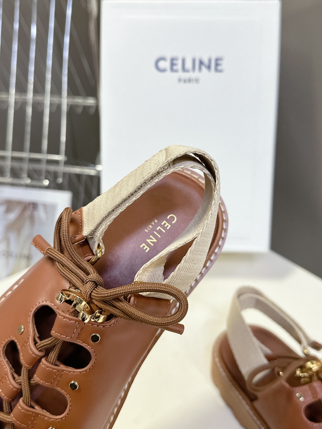  Celine思琳经典春最新爆款沙滩凉鞋夏天搭配袜子，简直绝绝子 复古的点上带上了满分时髦感颜值原版购入