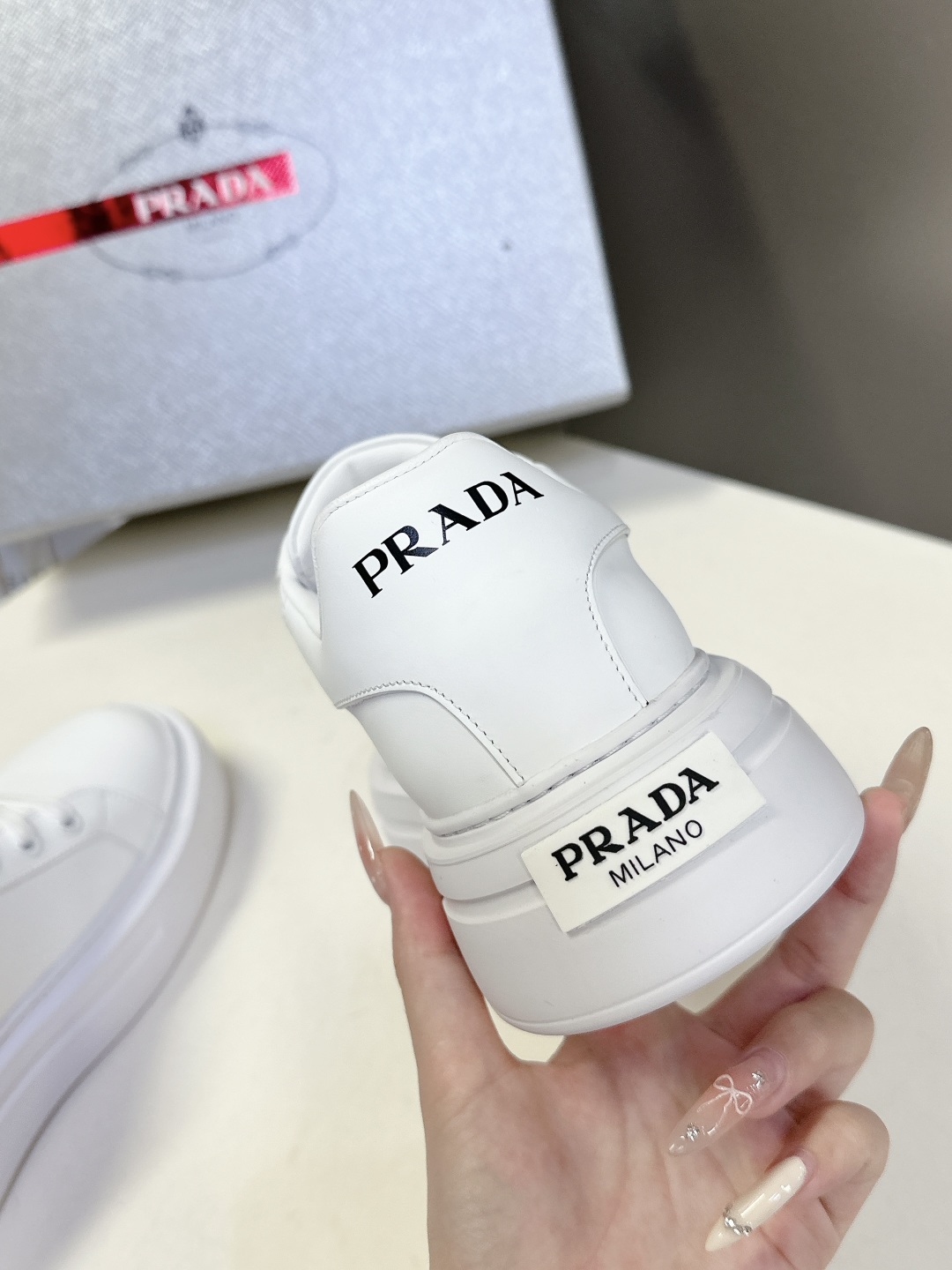  PRADA普拉达最新复古厚底情侣款 三角标小白鞋
  超多明星时尚博主种草 走秀款 复古感时髦满满  