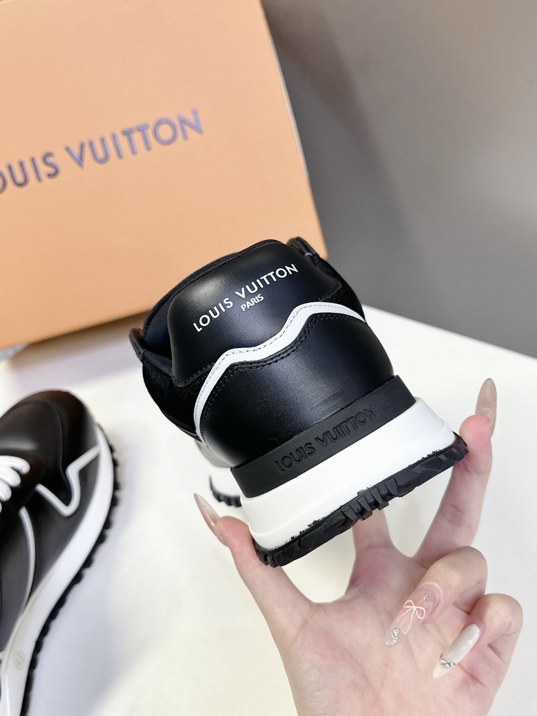  LV路易威登Run Away Maxi系列 胖丁 情侣款 厚底 运动鞋
  原版购入开发 做货 Run