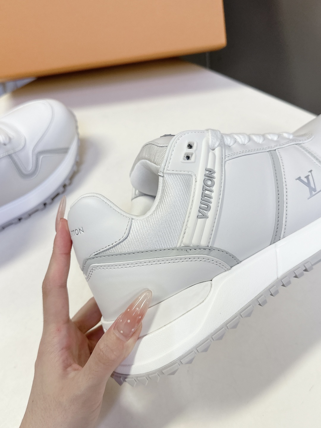  LV路易威登Run Away Maxi系列 胖丁 情侣款 厚底 运动鞋
  原版购入开发 做货 Run