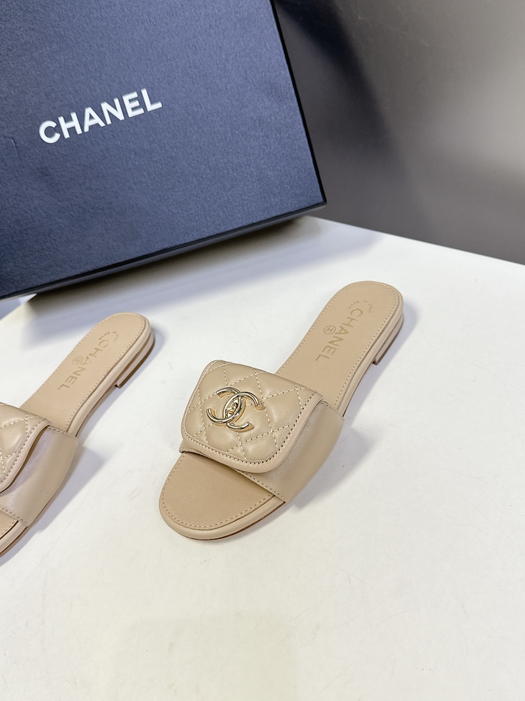  CHANEL香奈儿春夏最新款双C拖鞋 完全原版一比一复刻打造 版型超级正 最新时尚的设计 火遍全网的拖
