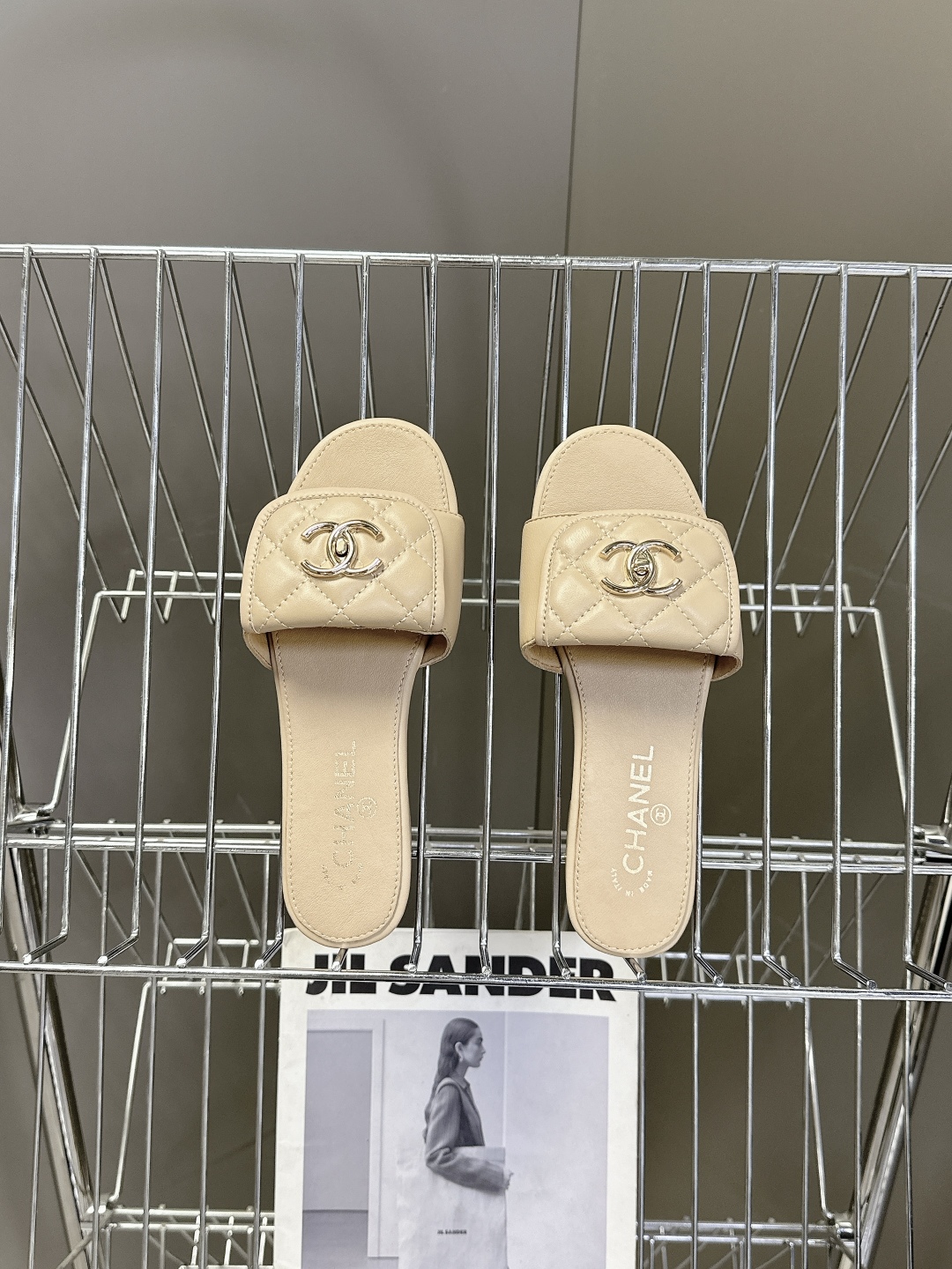  CHANEL香奈儿春夏最新款双C拖鞋 完全原版一比一复刻打造 版型超级正 最新时尚的设计 火遍全网的拖