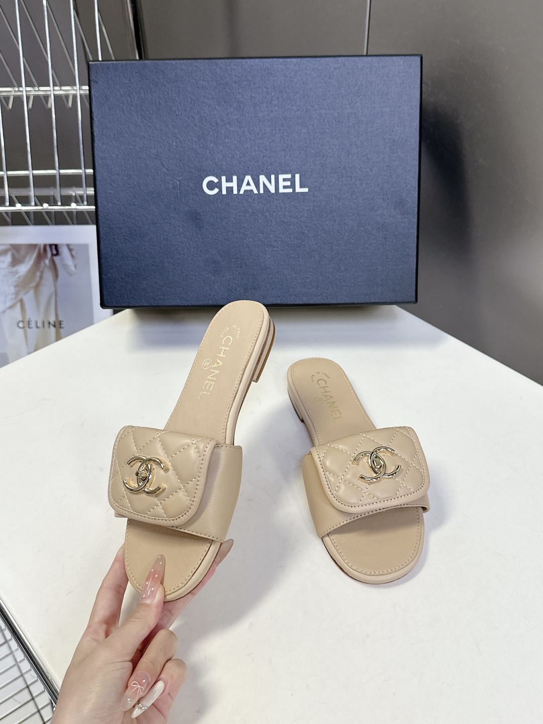  CHANEL香奈儿春夏最新款双C拖鞋 完全原版一比一复刻打造 版型超级正 最新时尚的设计 火遍全网的拖