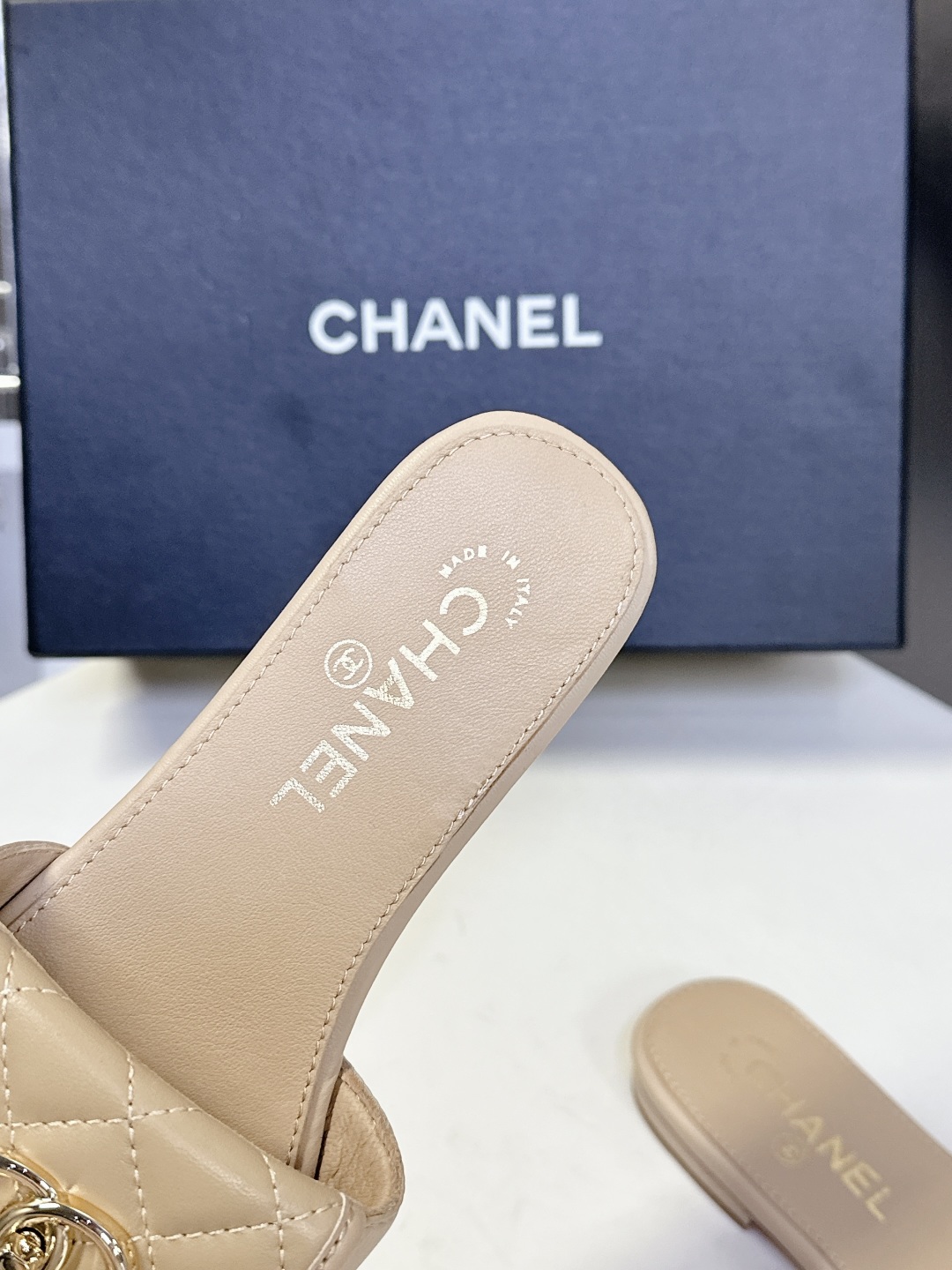  CHANEL香奈儿春夏最新款双C拖鞋 完全原版一比一复刻打造 版型超级正 最新时尚的设计 火遍全网的拖