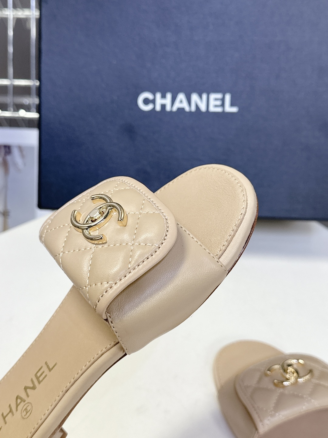  CHANEL香奈儿春夏最新款双C拖鞋 完全原版一比一复刻打造 版型超级正 最新时尚的设计 火遍全网的拖