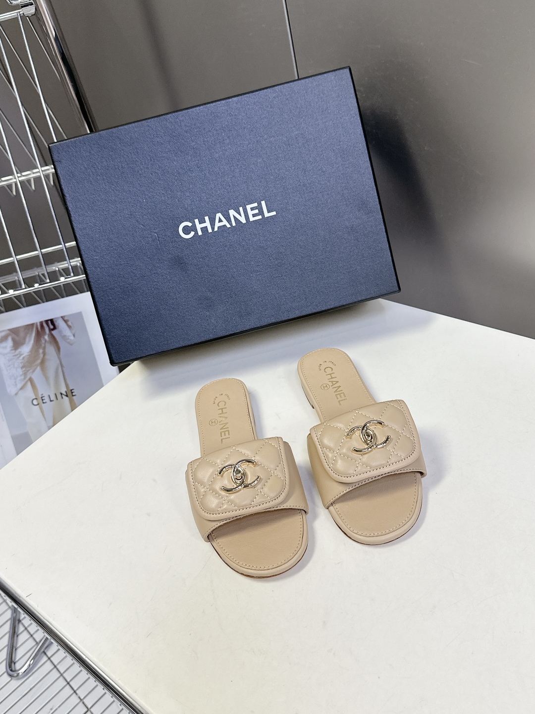  CHANEL香奈儿春夏最新款双C拖鞋 完全原版一比一复刻打造 版型超级正 最新时尚的设计 火遍全网的拖