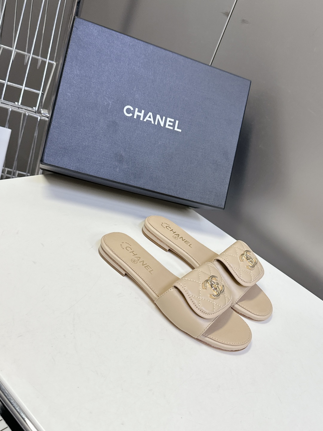  CHANEL香奈儿春夏最新款双C拖鞋 完全原版一比一复刻打造 版型超级正 最新时尚的设计 火遍全网的拖