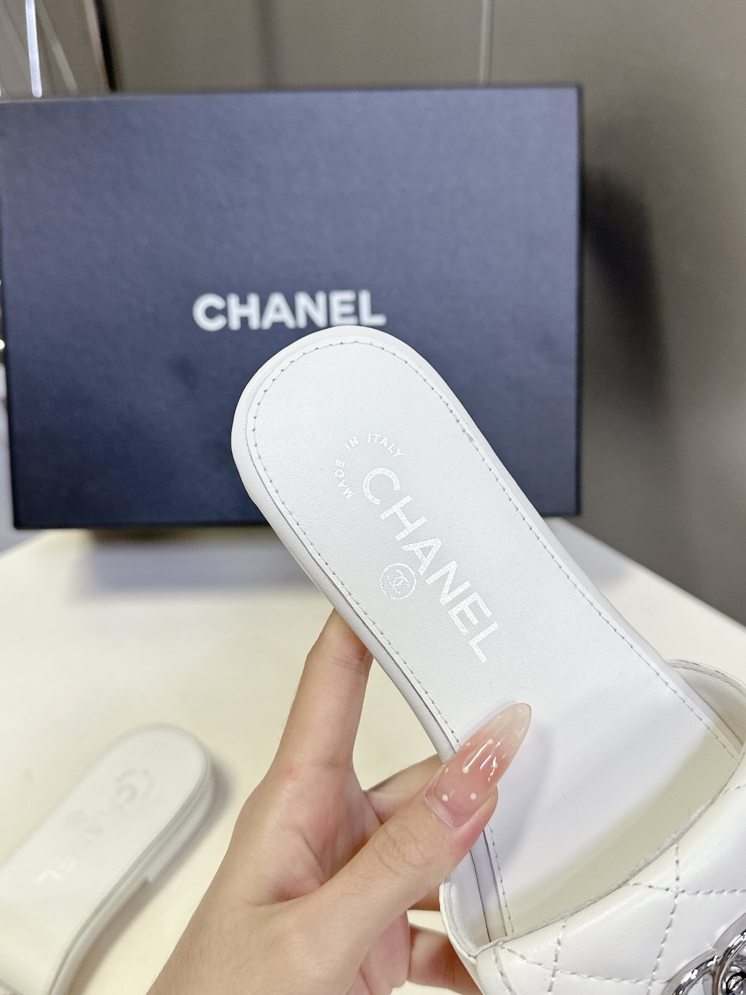  CHANEL香奈儿春夏最新款双C拖鞋 完全原版一比一复刻打造 版型超级正 最新时尚的设计 火遍全网的拖