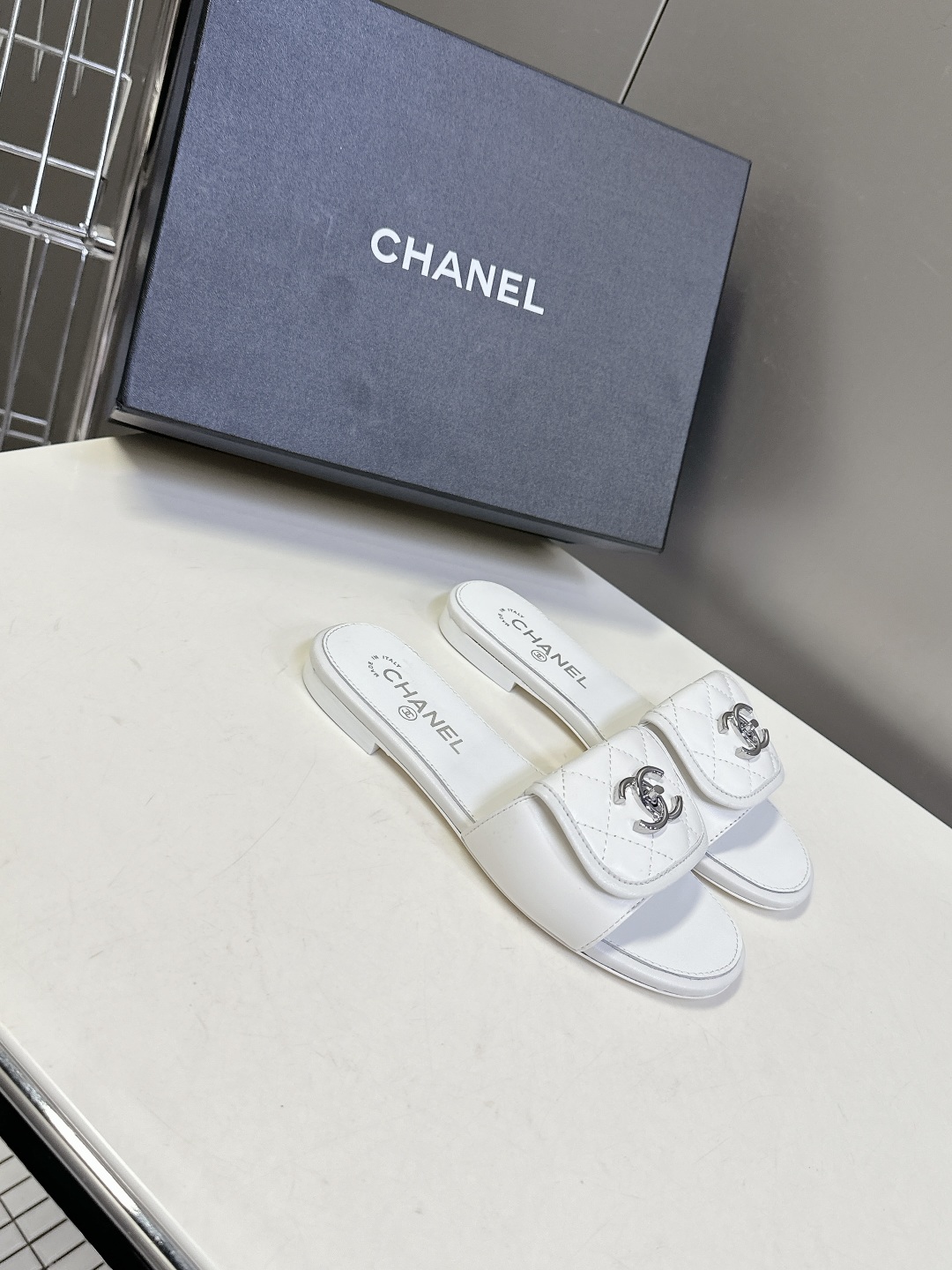  CHANEL香奈儿春夏最新款双C拖鞋 完全原版一比一复刻打造 版型超级正 最新时尚的设计 火遍全网的拖