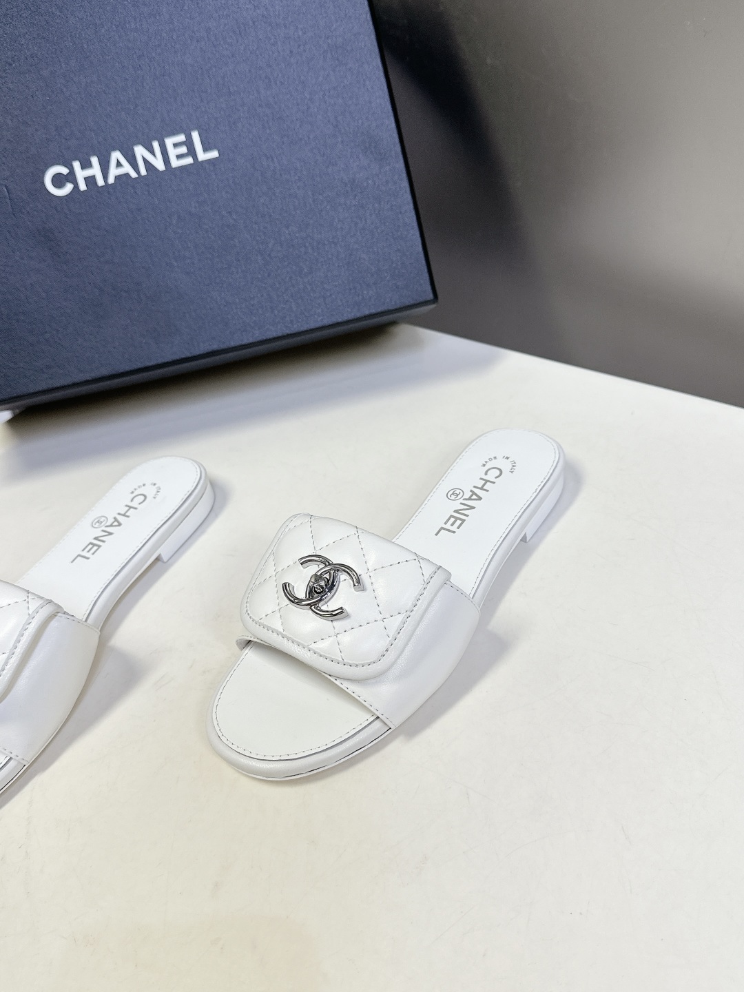  CHANEL香奈儿春夏最新款双C拖鞋 完全原版一比一复刻打造 版型超级正 最新时尚的设计 火遍全网的拖