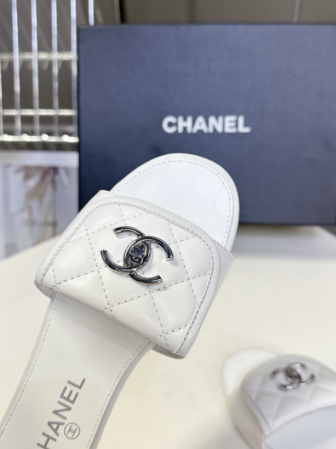  CHANEL香奈儿春夏最新款双C拖鞋 完全原版一比一复刻打造 版型超级正 最新时尚的设计 火遍全网的拖
