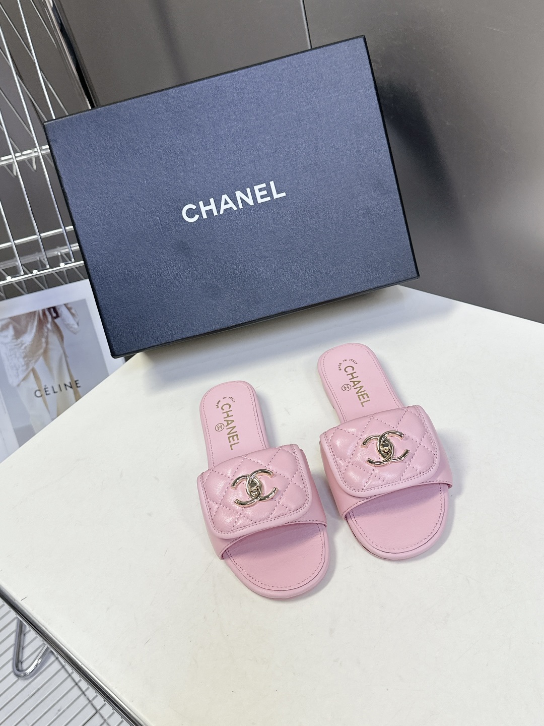  CHANEL香奈儿春夏最新款双C拖鞋 完全原版一比一复刻打造 版型超级正 最新时尚的设计 火遍全网的拖