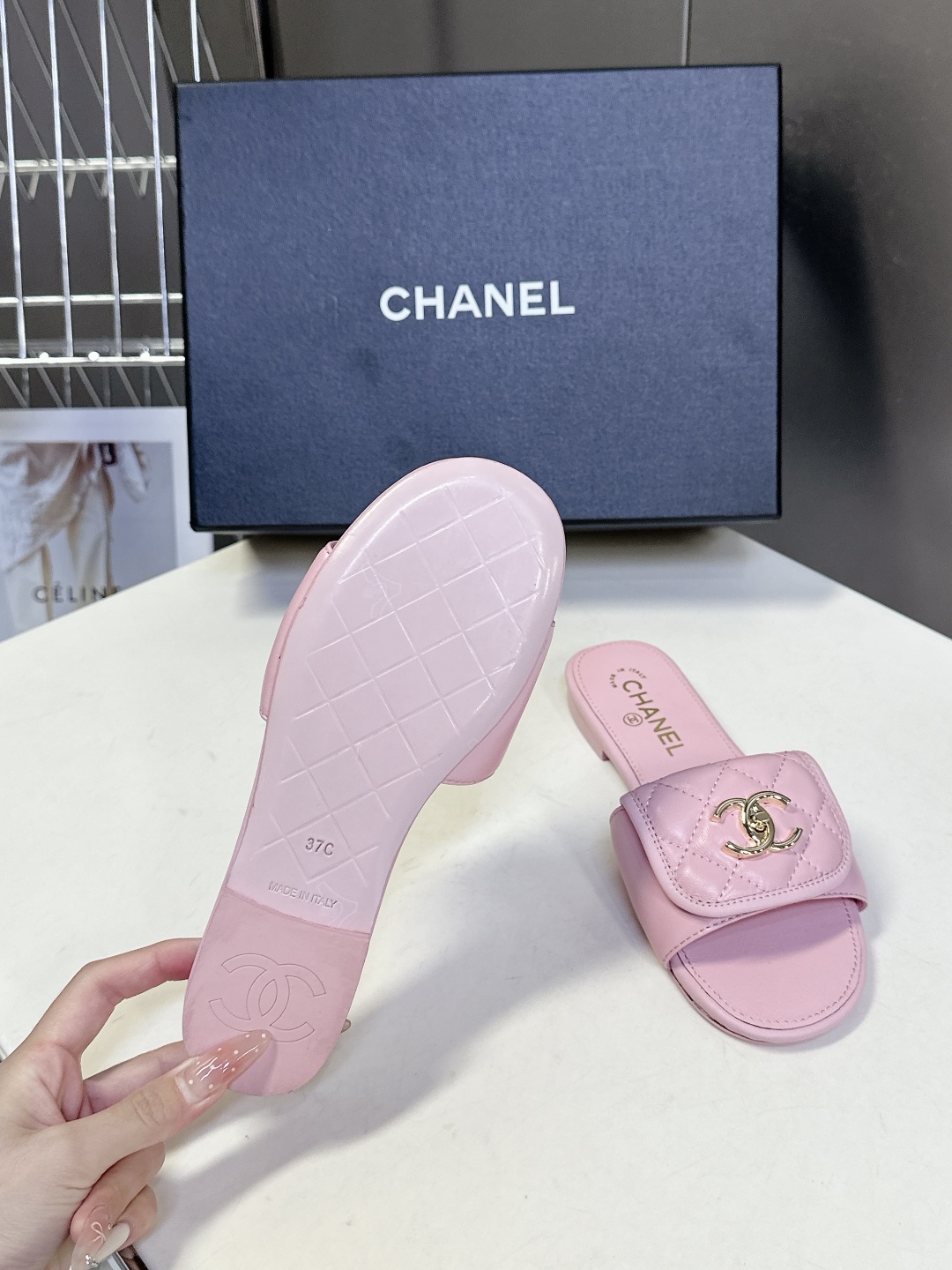  CHANEL香奈儿春夏最新款双C拖鞋 完全原版一比一复刻打造 版型超级正 最新时尚的设计 火遍全网的拖