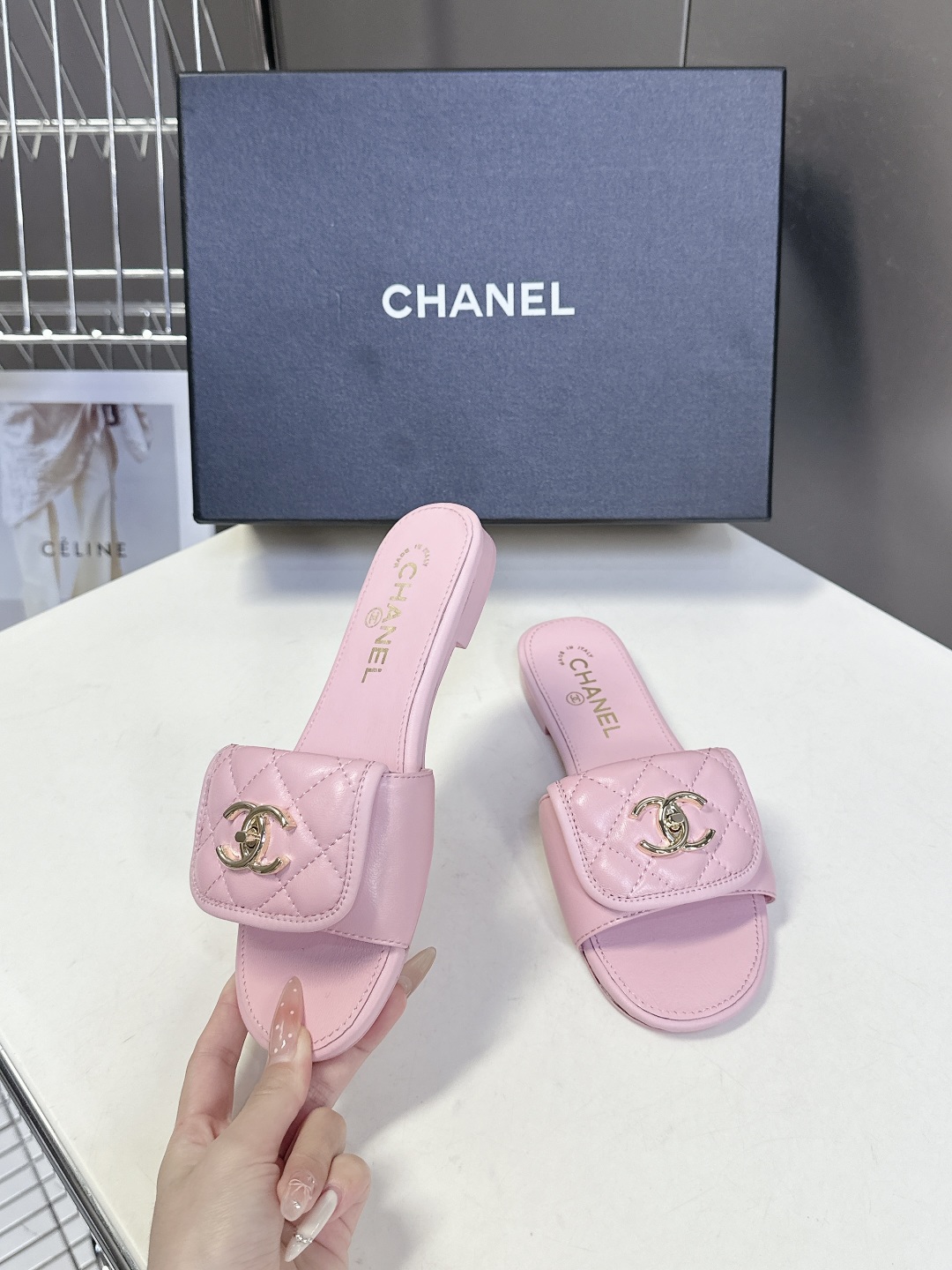  CHANEL香奈儿春夏最新款双C拖鞋 完全原版一比一复刻打造 版型超级正 最新时尚的设计 火遍全网的拖