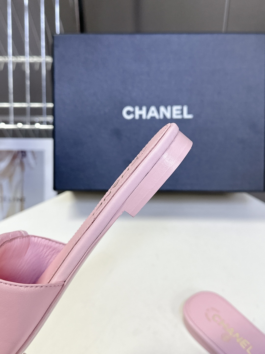  CHANEL香奈儿春夏最新款双C拖鞋 完全原版一比一复刻打造 版型超级正 最新时尚的设计 火遍全网的拖