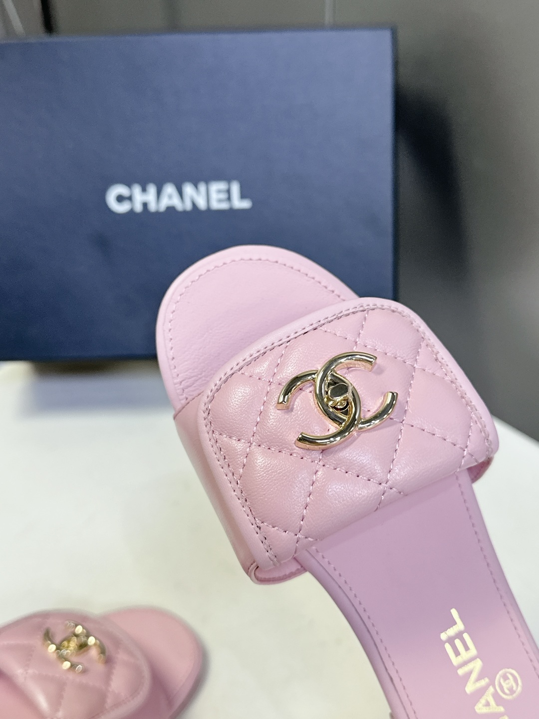  CHANEL香奈儿春夏最新款双C拖鞋 完全原版一比一复刻打造 版型超级正 最新时尚的设计 火遍全网的拖