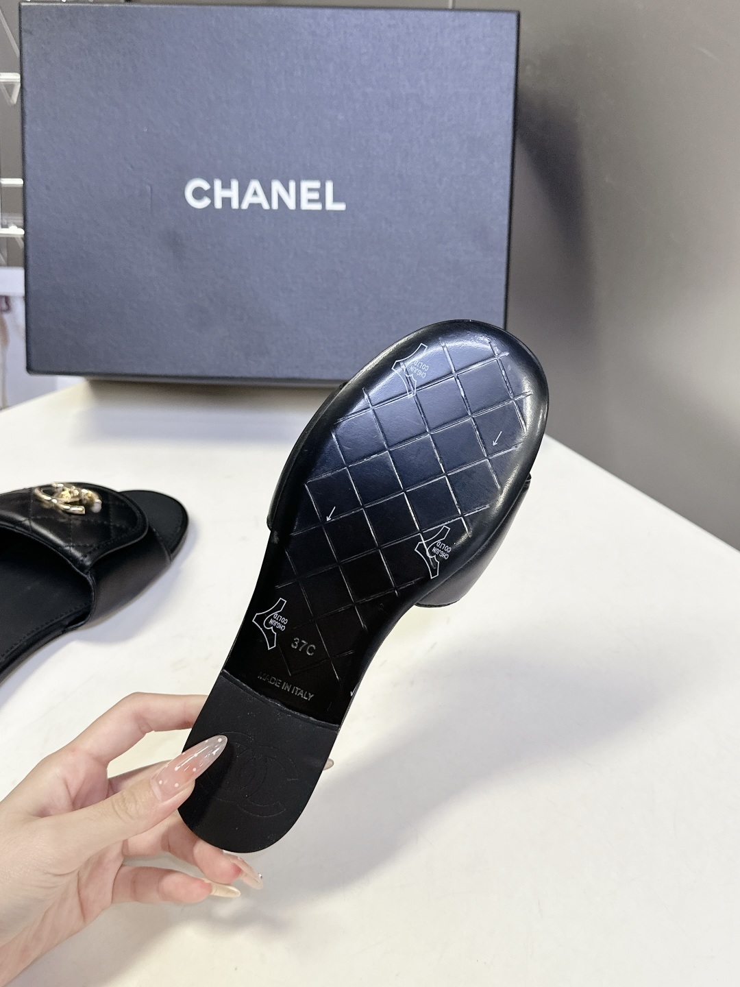  CHANEL香奈儿春夏最新款双C拖鞋 完全原版一比一复刻打造 版型超级正 最新时尚的设计 火遍全网的拖