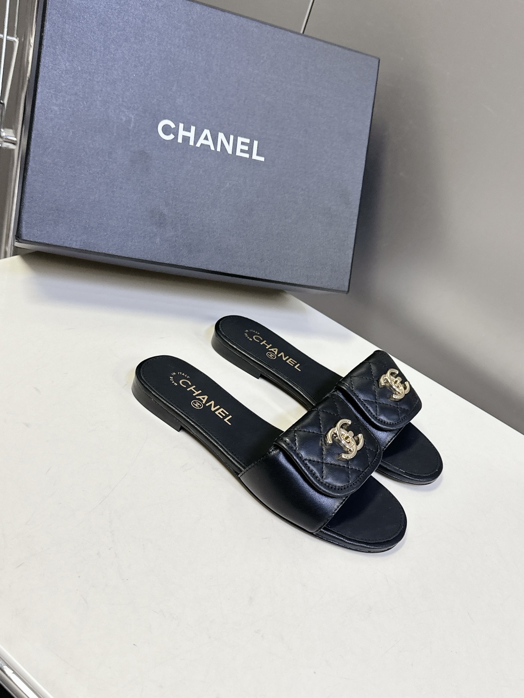  CHANEL香奈儿春夏最新款双C拖鞋 完全原版一比一复刻打造 版型超级正 最新时尚的设计 火遍全网的拖