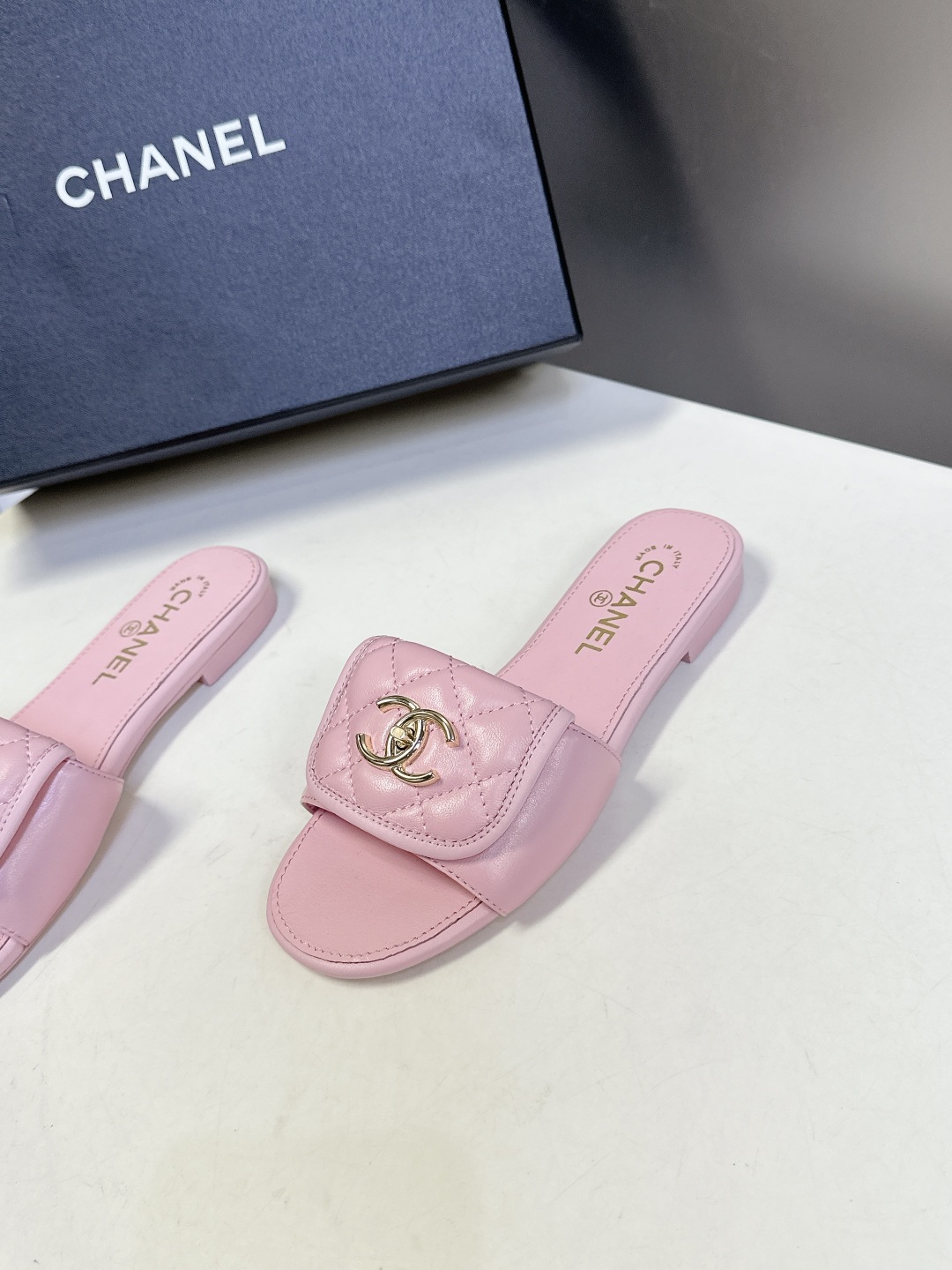  CHANEL香奈儿春夏最新款双C拖鞋 完全原版一比一复刻打造 版型超级正 最新时尚的设计 火遍全网的拖