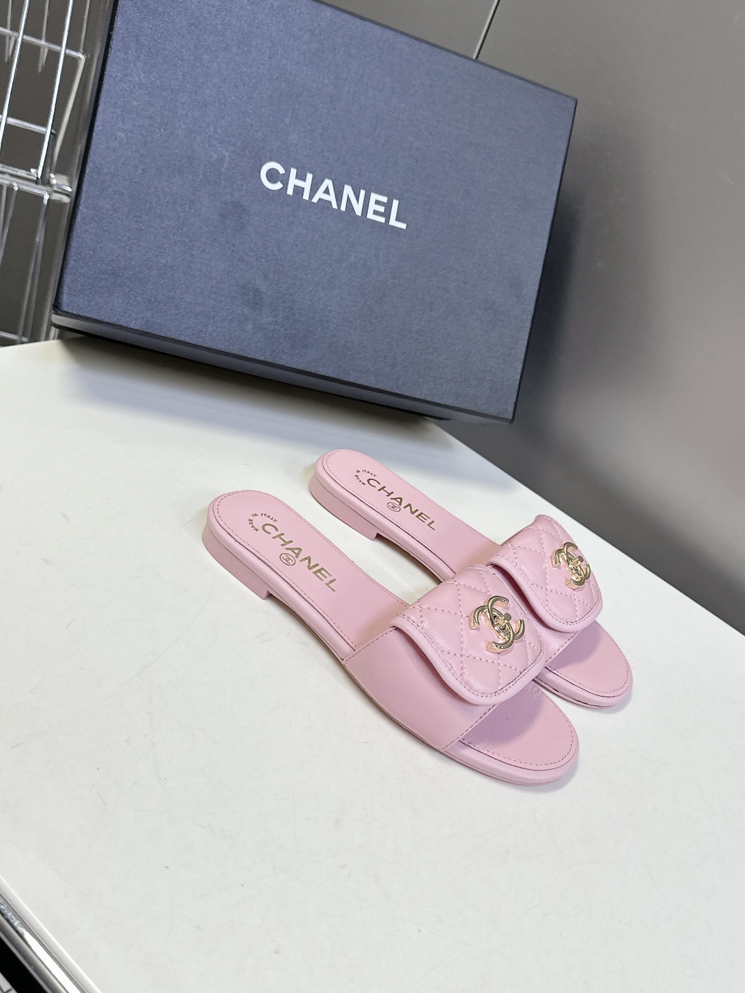  CHANEL香奈儿春夏最新款双C拖鞋 完全原版一比一复刻打造 版型超级正 最新时尚的设计 火遍全网的拖