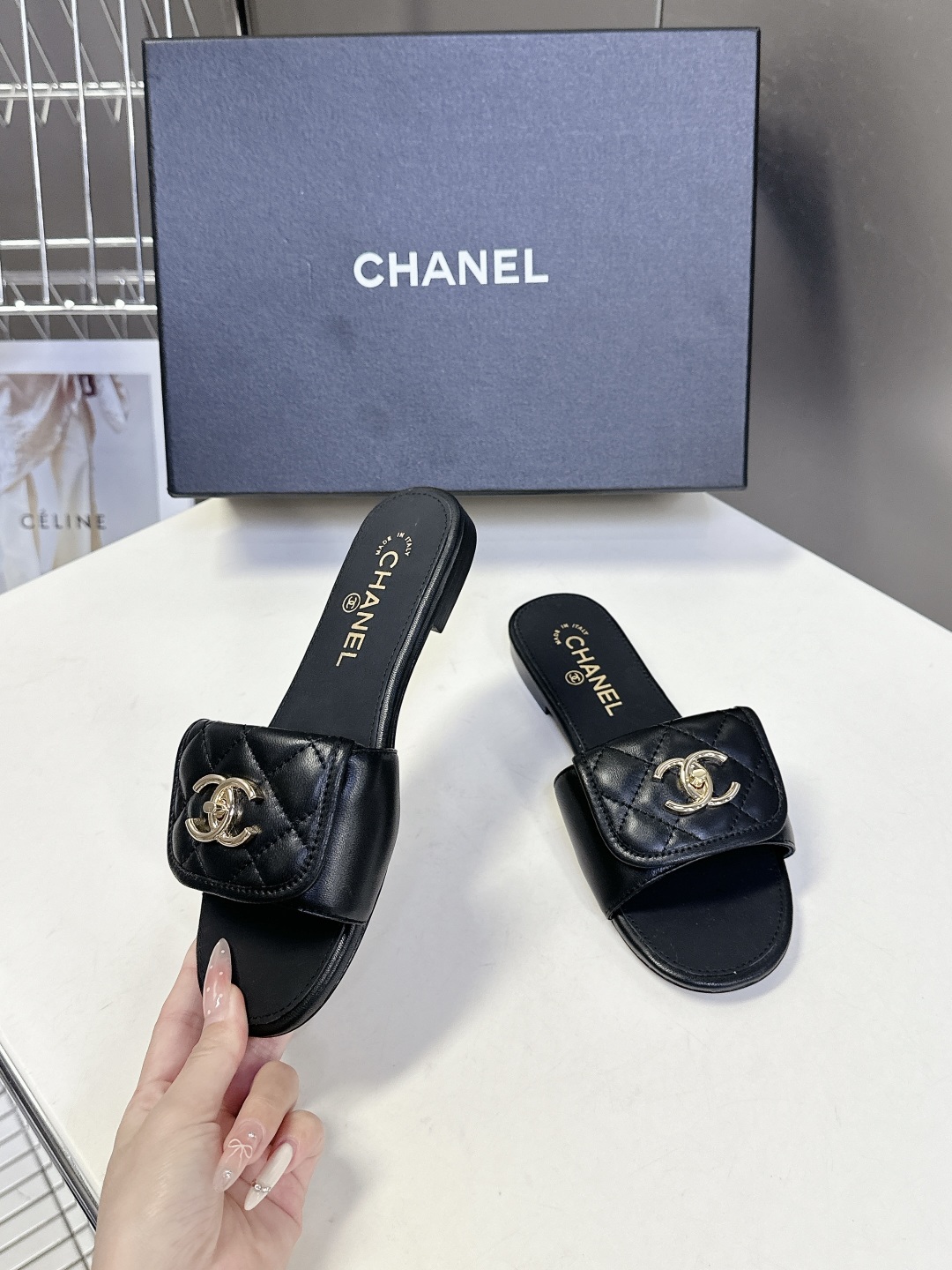  CHANEL香奈儿春夏最新款双C拖鞋 完全原版一比一复刻打造 版型超级正 最新时尚的设计 火遍全网的拖