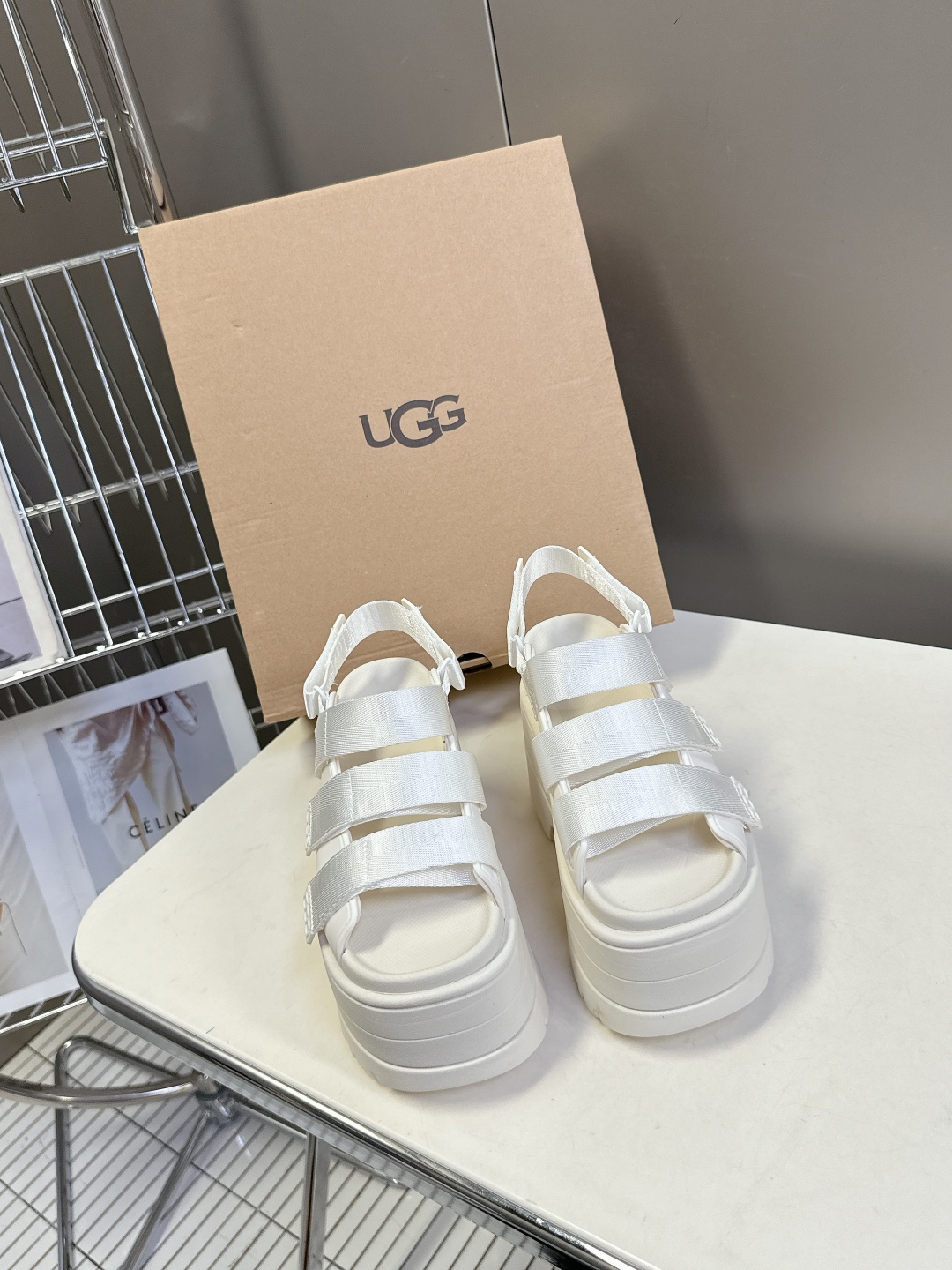  UGG春夏最新松糕厚底拖鞋凉鞋
      一款不会撞衫的鞋子、简约的隔板设计鞋面 魔术贴带子 春夏必