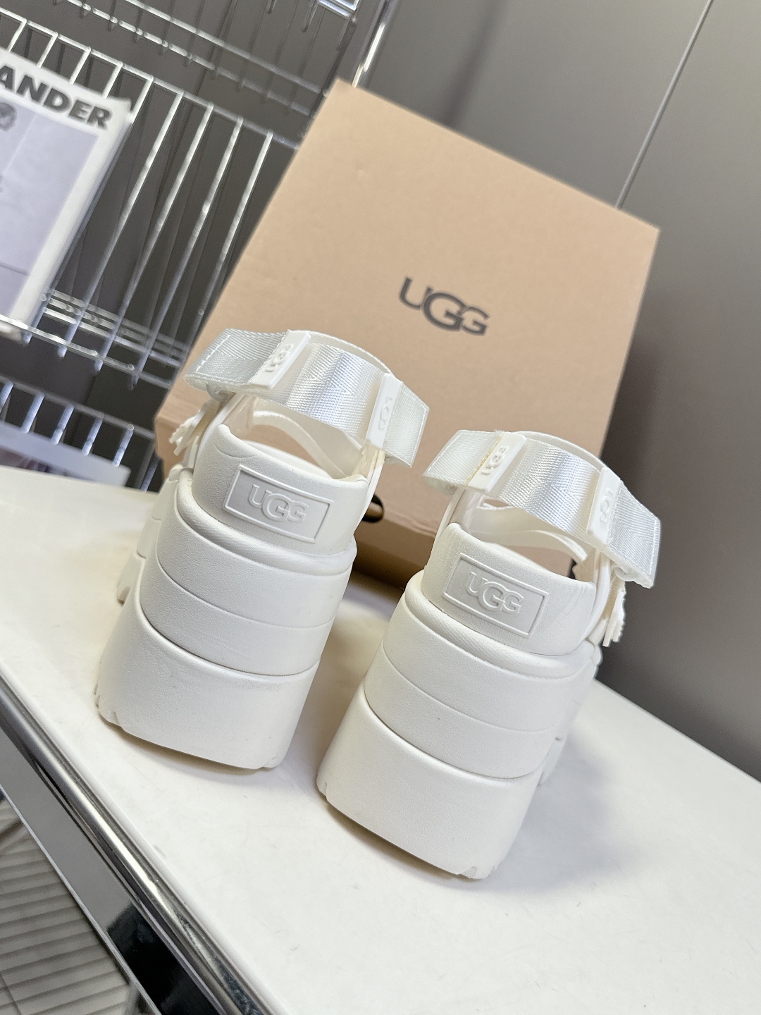  UGG春夏最新松糕厚底拖鞋凉鞋
      一款不会撞衫的鞋子、简约的隔板设计鞋面 魔术贴带子 春夏必