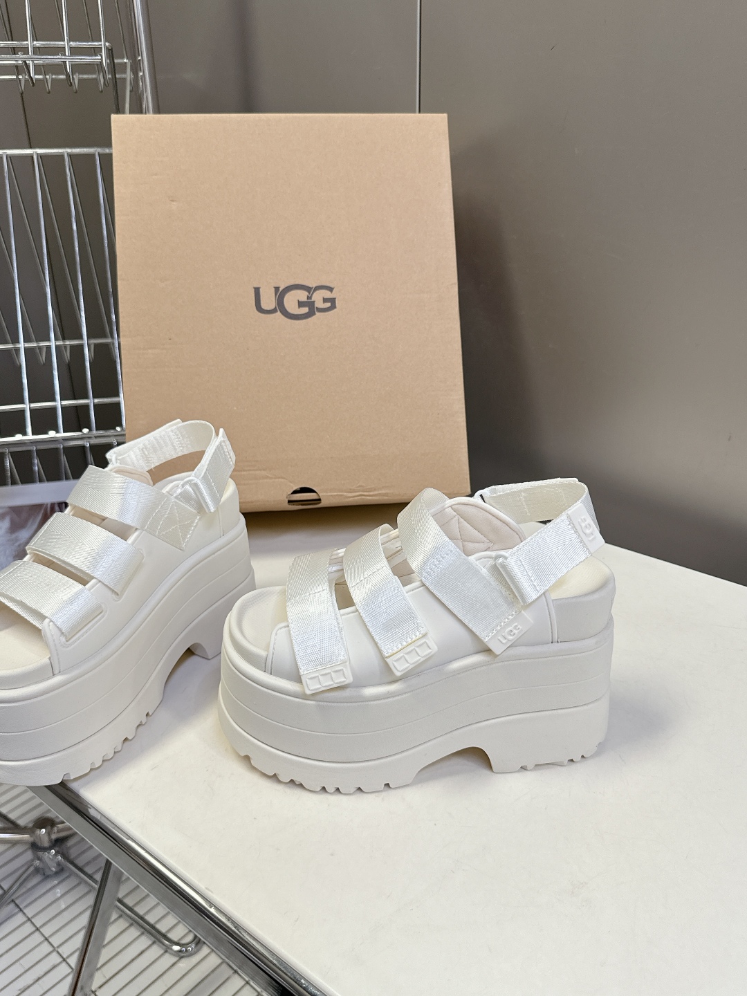  UGG春夏最新松糕厚底拖鞋凉鞋
      一款不会撞衫的鞋子、简约的隔板设计鞋面 魔术贴带子 春夏必