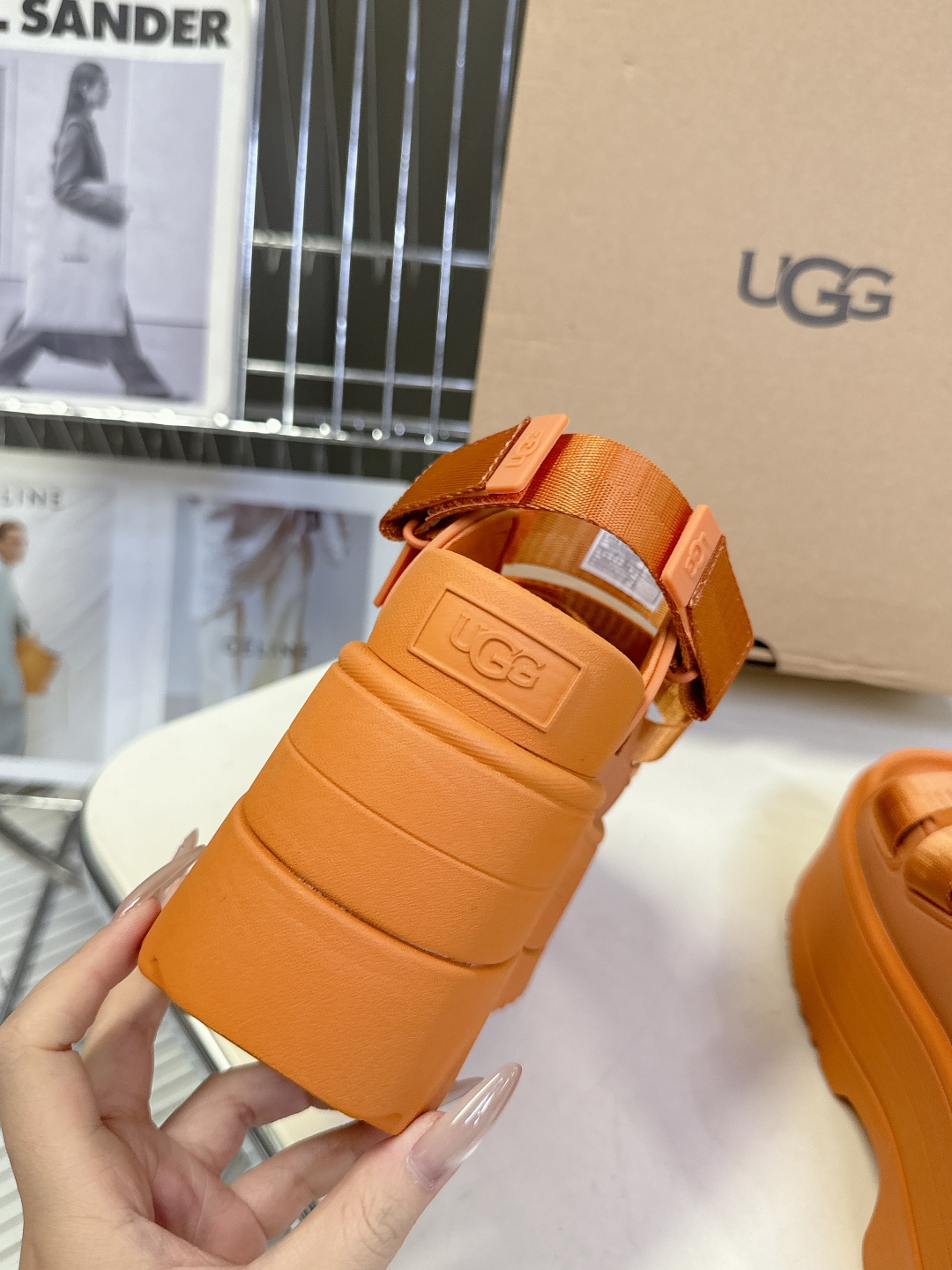  UGG春夏最新松糕厚底拖鞋凉鞋
      一款不会撞衫的鞋子、简约的隔板设计鞋面 魔术贴带子 春夏必