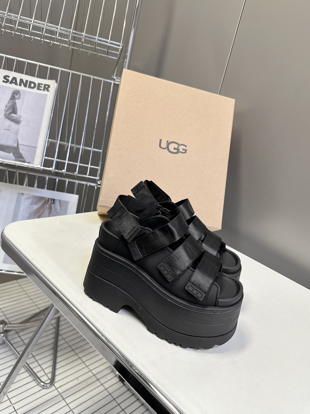  UGG春夏最新松糕厚底拖鞋凉鞋
      一款不会撞衫的鞋子、简约的隔板设计鞋面 魔术贴带子 春夏必