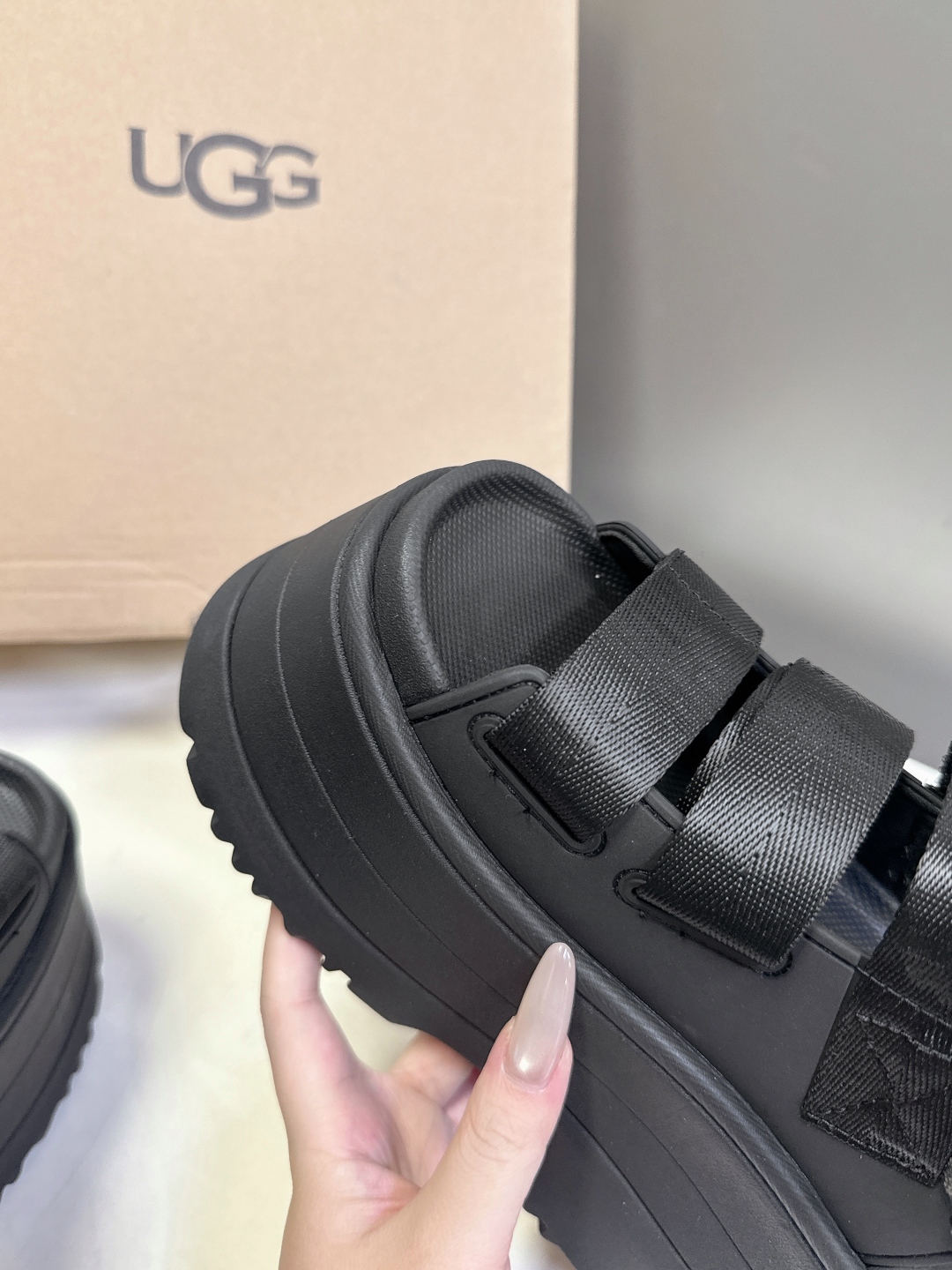  UGG春夏最新松糕厚底拖鞋凉鞋
      一款不会撞衫的鞋子、简约的隔板设计鞋面 魔术贴带子 春夏必