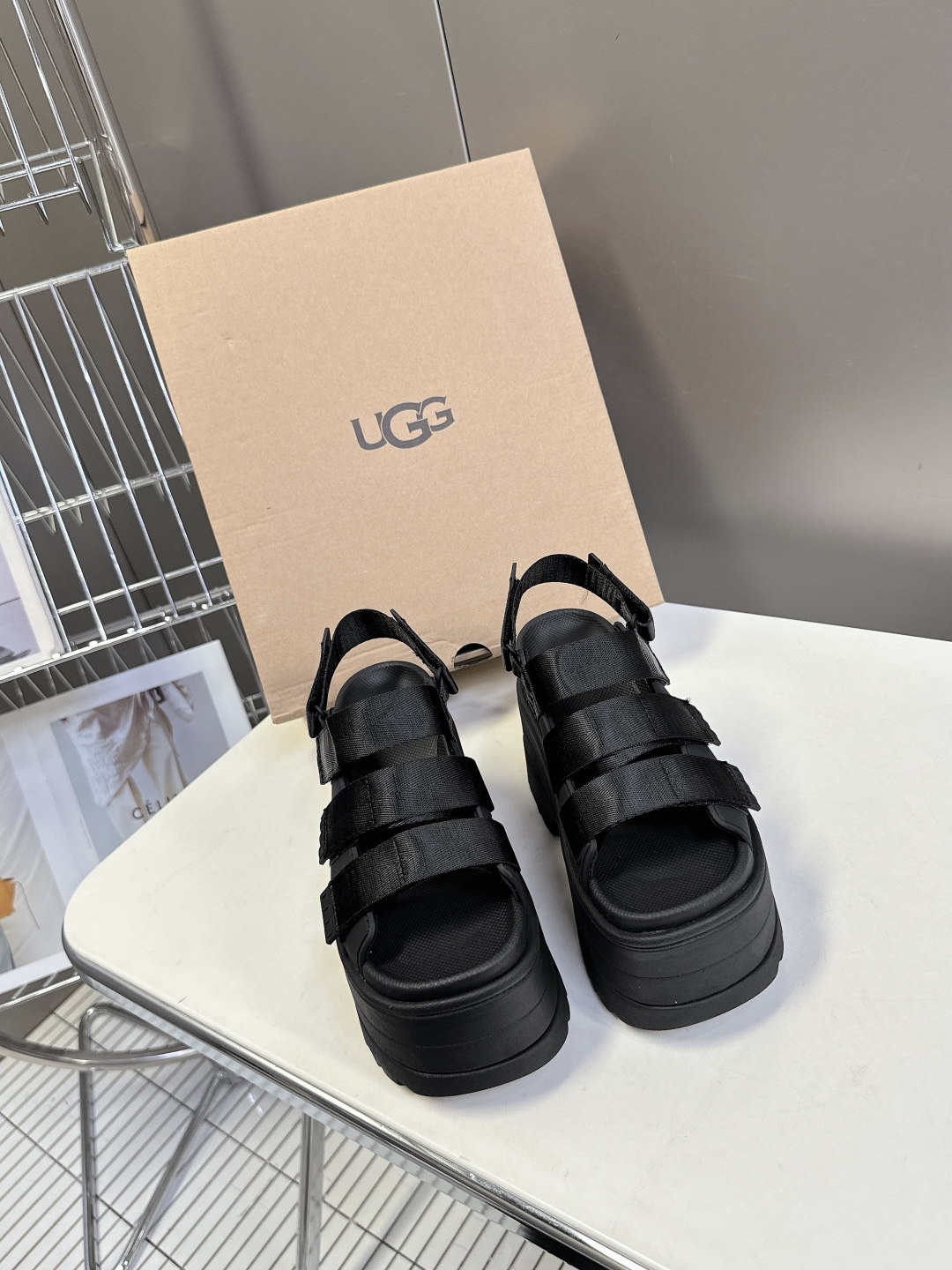  UGG春夏最新松糕厚底拖鞋凉鞋
      一款不会撞衫的鞋子、简约的隔板设计鞋面 魔术贴带子 春夏必
