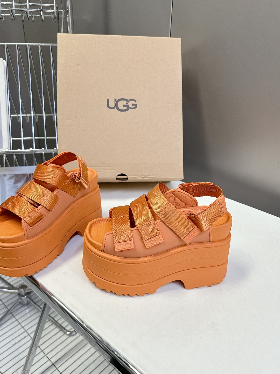  UGG春夏最新松糕厚底拖鞋凉鞋
      一款不会撞衫的鞋子、简约的隔板设计鞋面 魔术贴带子 春夏必