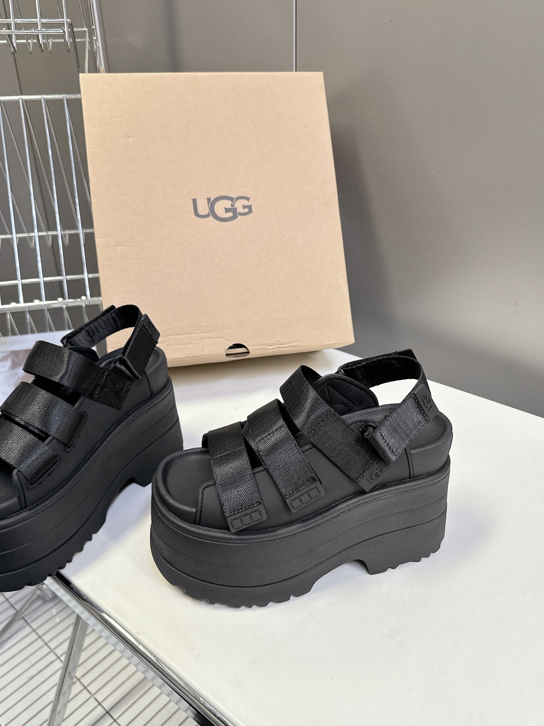  UGG春夏最新松糕厚底拖鞋凉鞋
      一款不会撞衫的鞋子、简约的隔板设计鞋面 魔术贴带子 春夏必