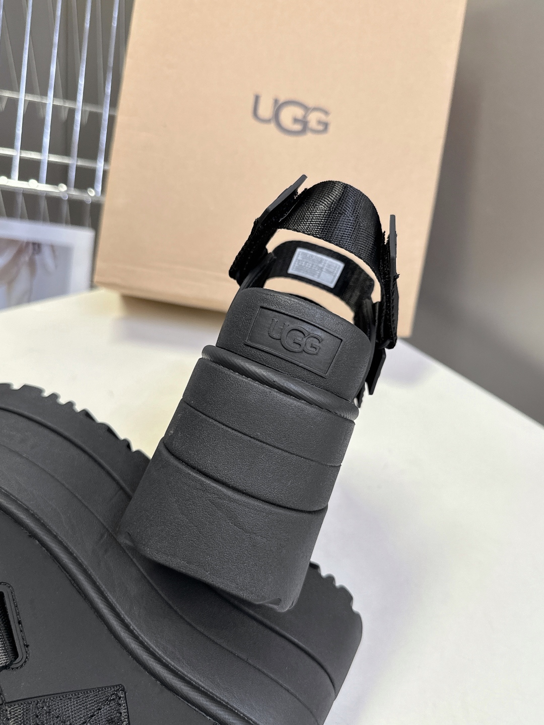 UGG春夏最新松糕厚底拖鞋凉鞋
      一款不会撞衫的鞋子、简约的隔板设计鞋面 魔术贴带子 春夏必