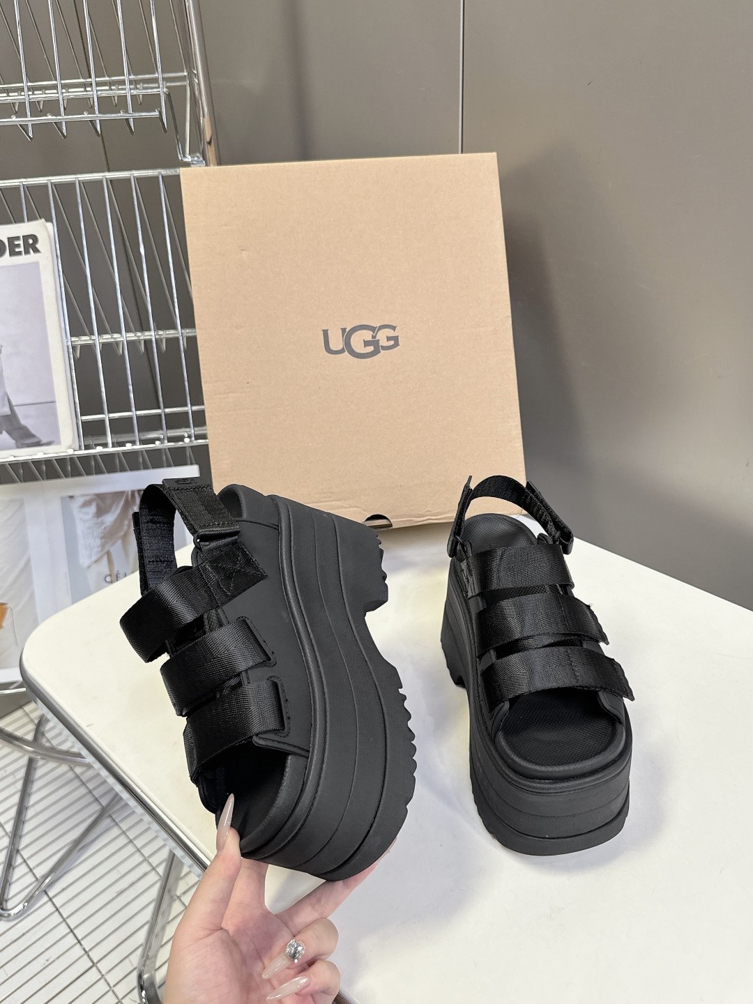  UGG春夏最新松糕厚底拖鞋凉鞋
      一款不会撞衫的鞋子、简约的隔板设计鞋面 魔术贴带子 春夏必