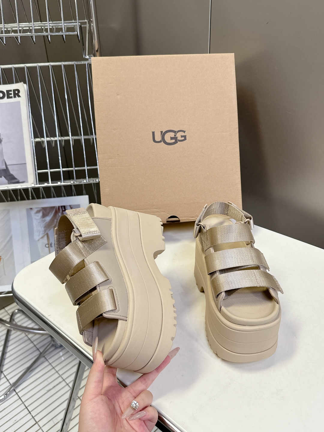  UGG春夏最新松糕厚底拖鞋凉鞋
      一款不会撞衫的鞋子、简约的隔板设计鞋面 魔术贴带子 春夏必