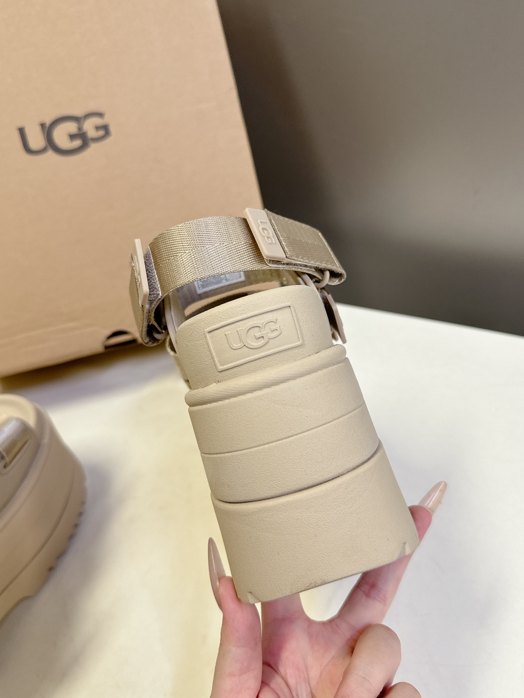  UGG春夏最新松糕厚底拖鞋凉鞋
      一款不会撞衫的鞋子、简约的隔板设计鞋面 魔术贴带子 春夏必