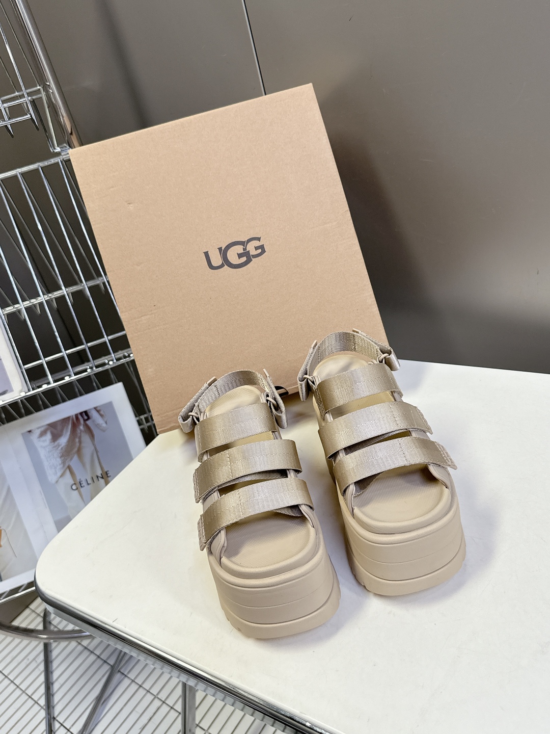 UGG春夏最新松糕厚底拖鞋凉鞋
      一款不会撞衫的鞋子、简约的隔板设计鞋面 魔术贴带子 春夏必