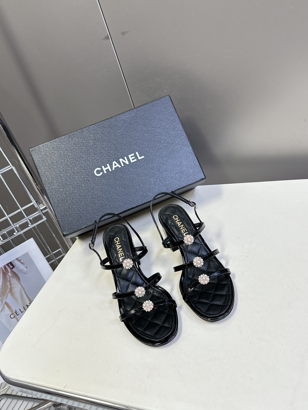  香奈儿CHANEL春夏最新款粗跟凉鞋
      超多网红时尚博主种草 高级感舒适，配女神们的半身裙，