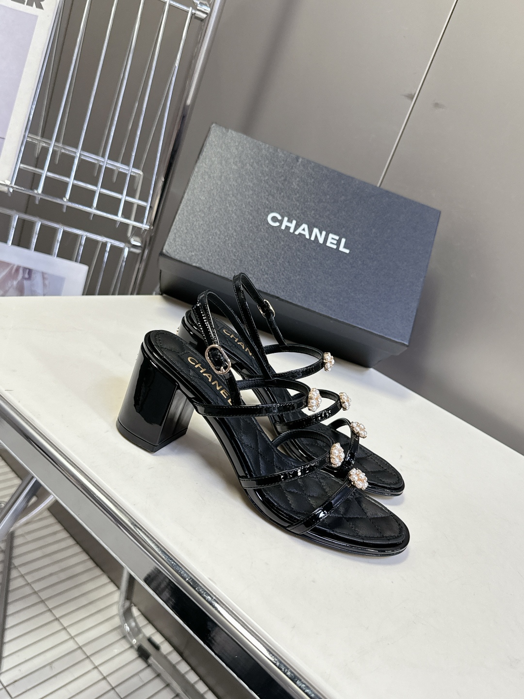  香奈儿CHANEL春夏最新款粗跟凉鞋
      超多网红时尚博主种草 高级感舒适，配女神们的半身裙，