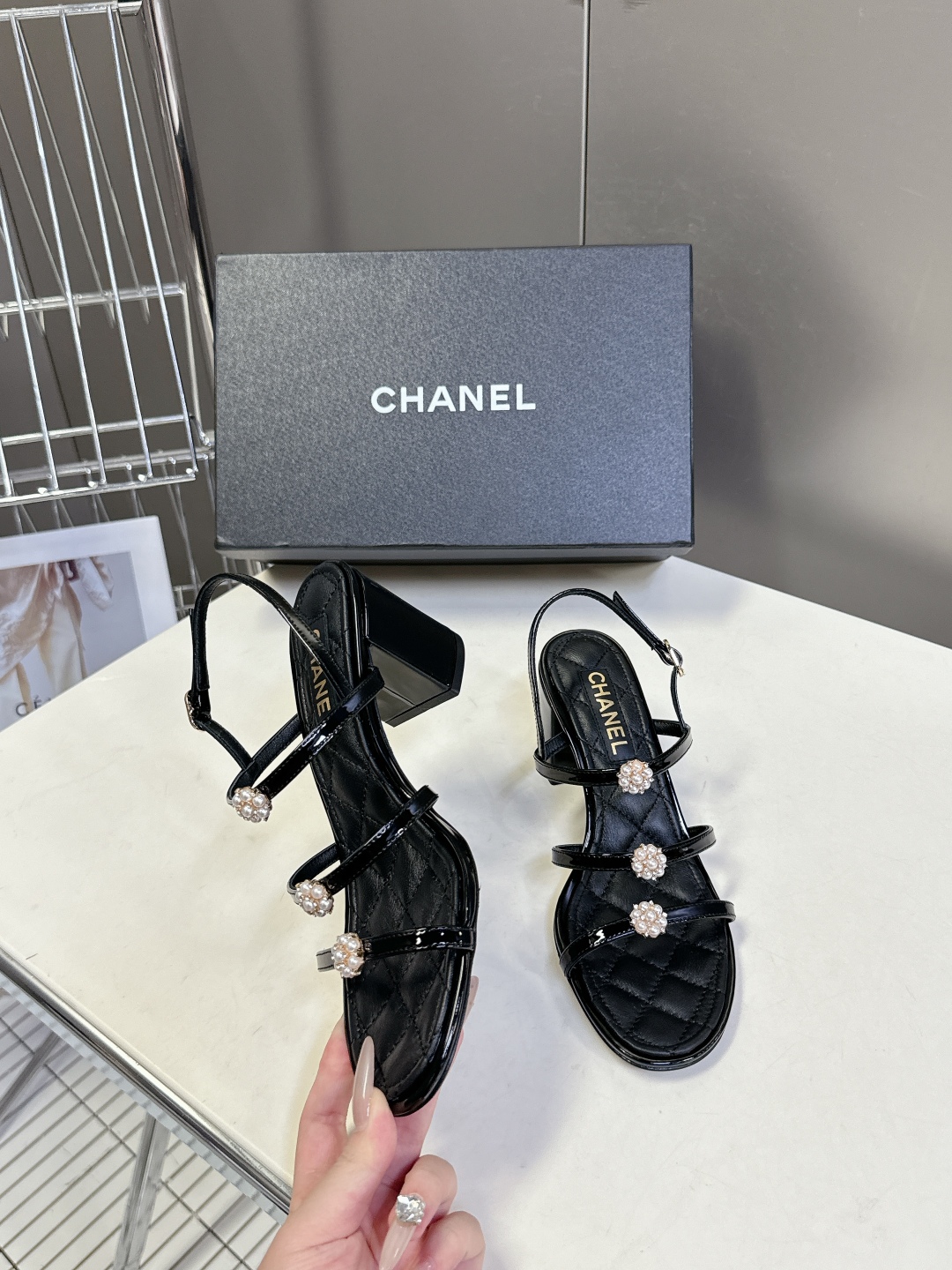  香奈儿CHANEL春夏最新款粗跟凉鞋
      超多网红时尚博主种草 高级感舒适，配女神们的半身裙，