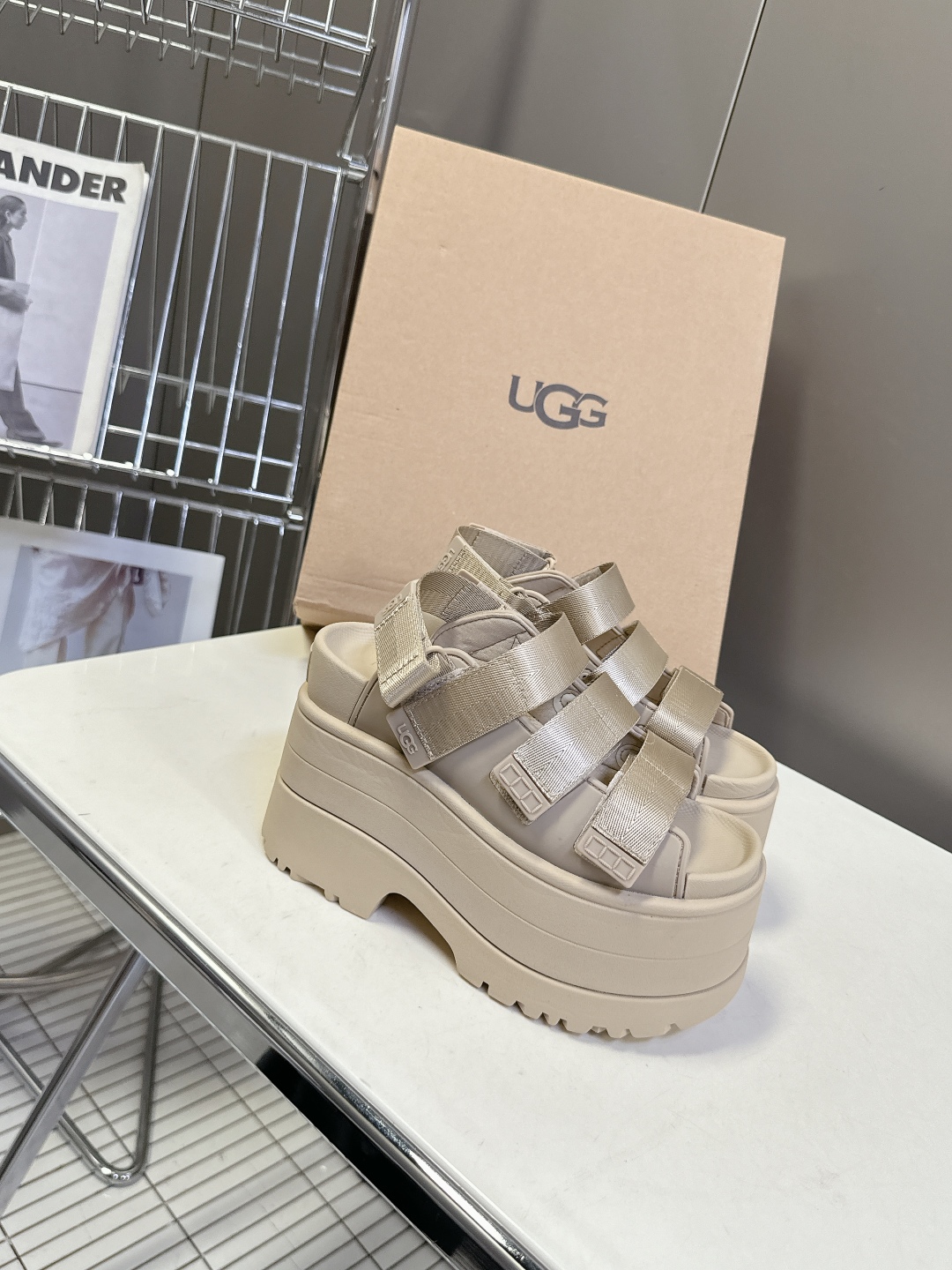  UGG春夏最新松糕厚底拖鞋凉鞋
      一款不会撞衫的鞋子、简约的隔板设计鞋面 魔术贴带子 春夏必