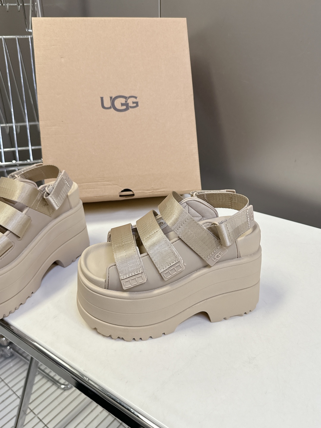  UGG春夏最新松糕厚底拖鞋凉鞋
      一款不会撞衫的鞋子、简约的隔板设计鞋面 魔术贴带子 春夏必