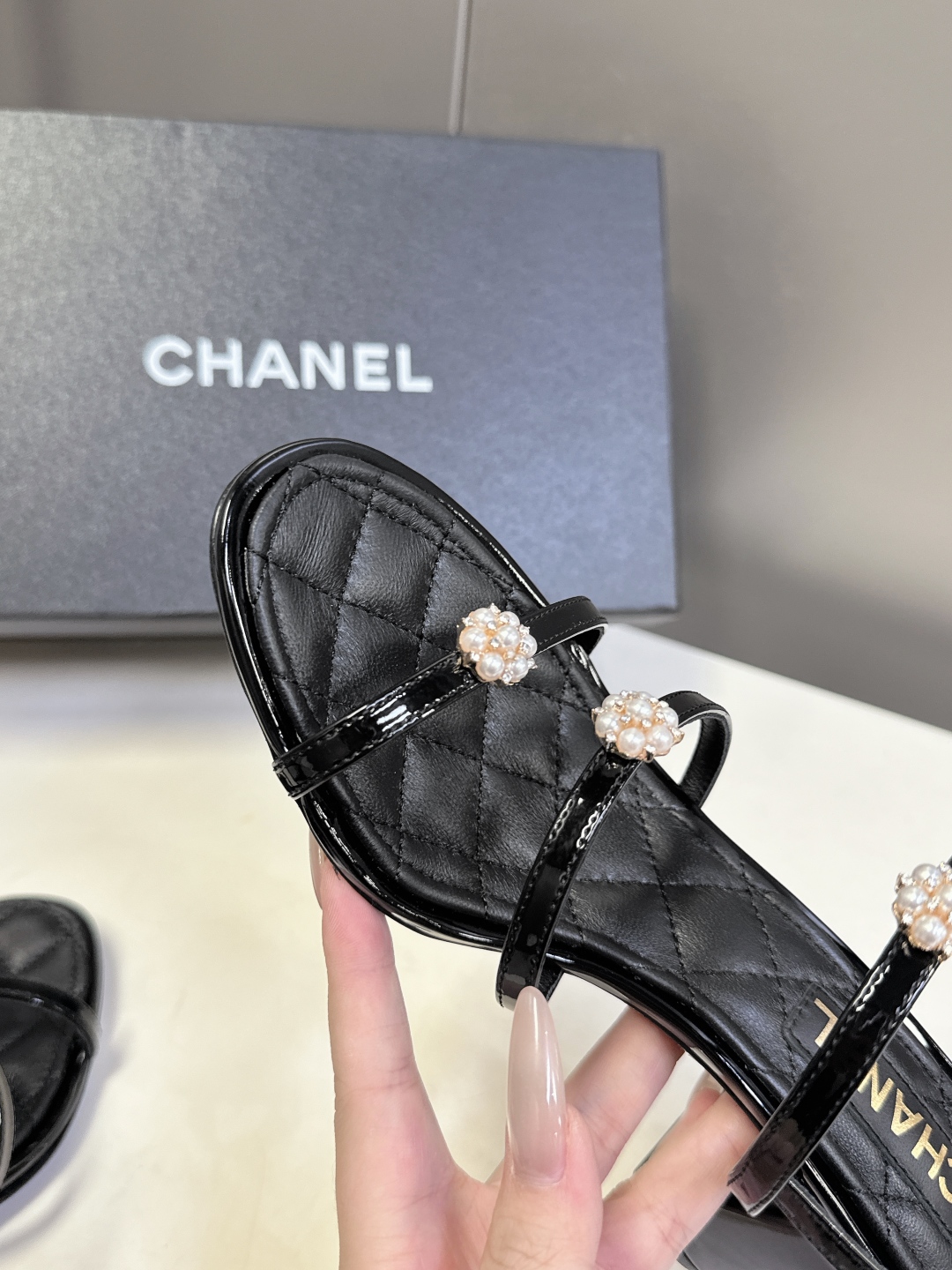  香奈儿CHANEL春夏最新款粗跟凉鞋
      超多网红时尚博主种草 高级感舒适，配女神们的半身裙，