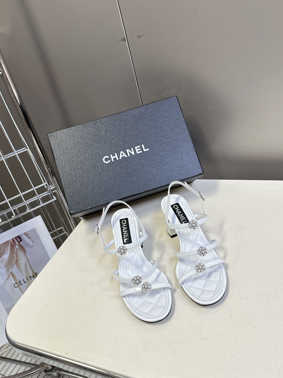  香奈儿CHANEL春夏最新款粗跟凉鞋
      超多网红时尚博主种草 高级感舒适，配女神们的半身裙，