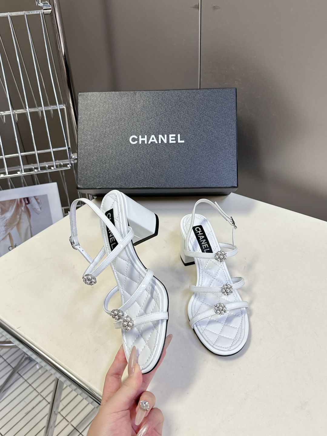  香奈儿CHANEL春夏最新款粗跟凉鞋
      超多网红时尚博主种草 高级感舒适，配女神们的半身裙，