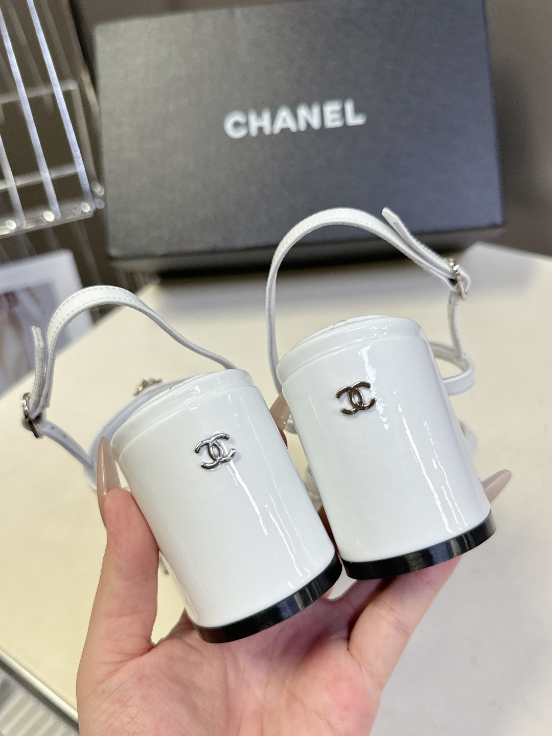  香奈儿CHANEL春夏最新款粗跟凉鞋
      超多网红时尚博主种草 高级感舒适，配女神们的半身裙，